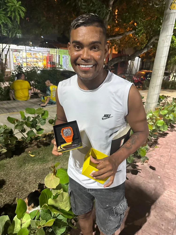 Cliente con su Invicta Racing naranja