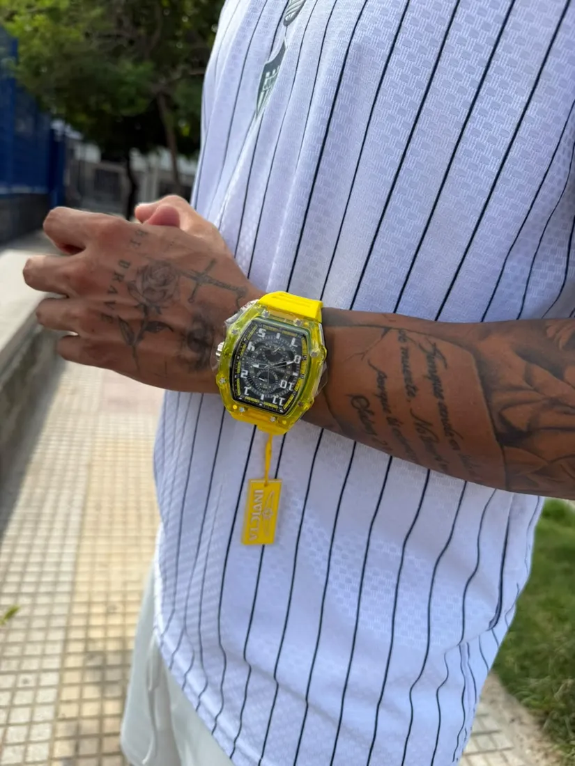 Modelo con un Invicta Racing amarillo
