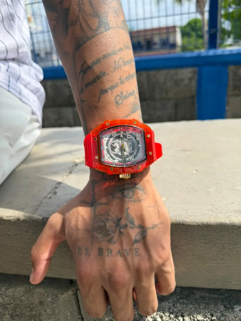Modelo con un Invicta Racing rojo